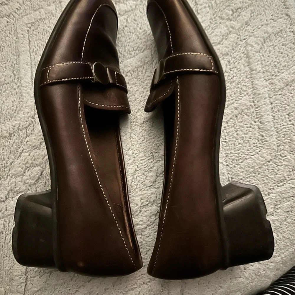 Nine West 8 brown leather loafer with buckle detail, stitching, small heel. - Picture 3 of 6